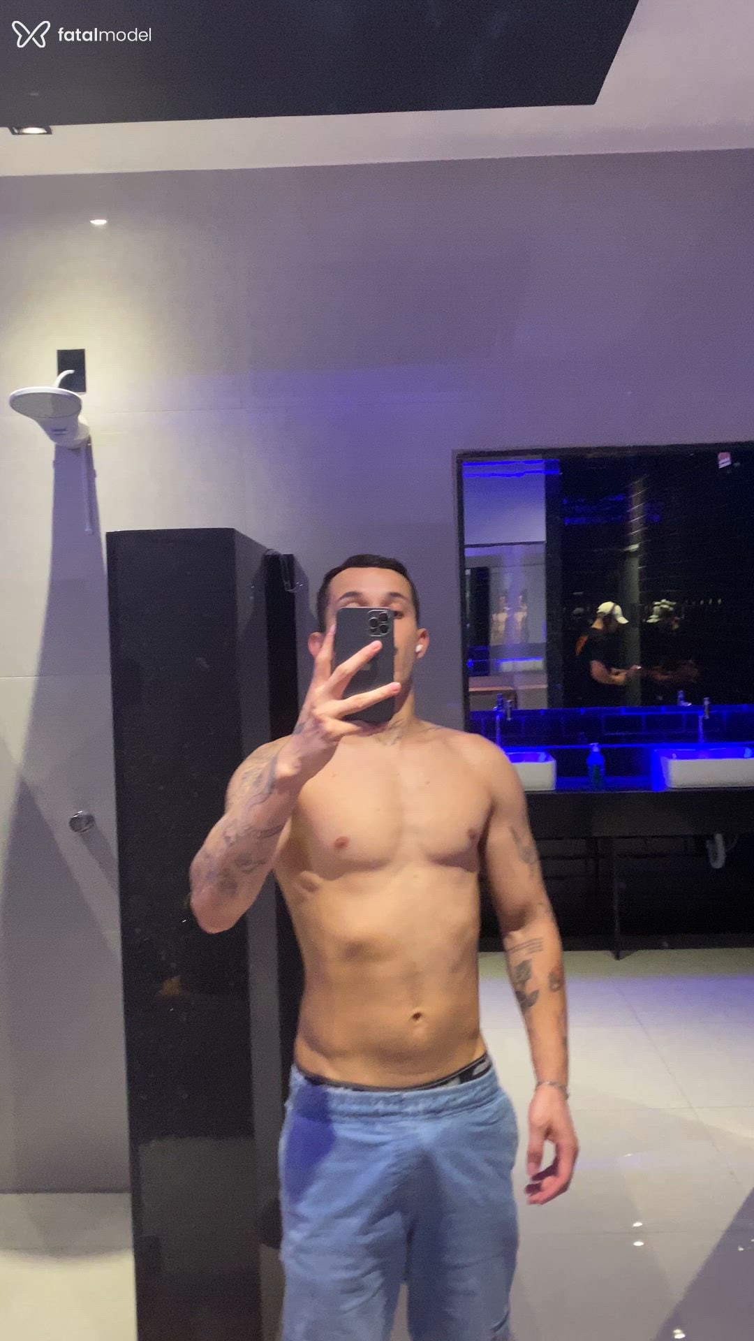 Acompanhante homem com cabelo castanho de olhos castanhos - Mateus