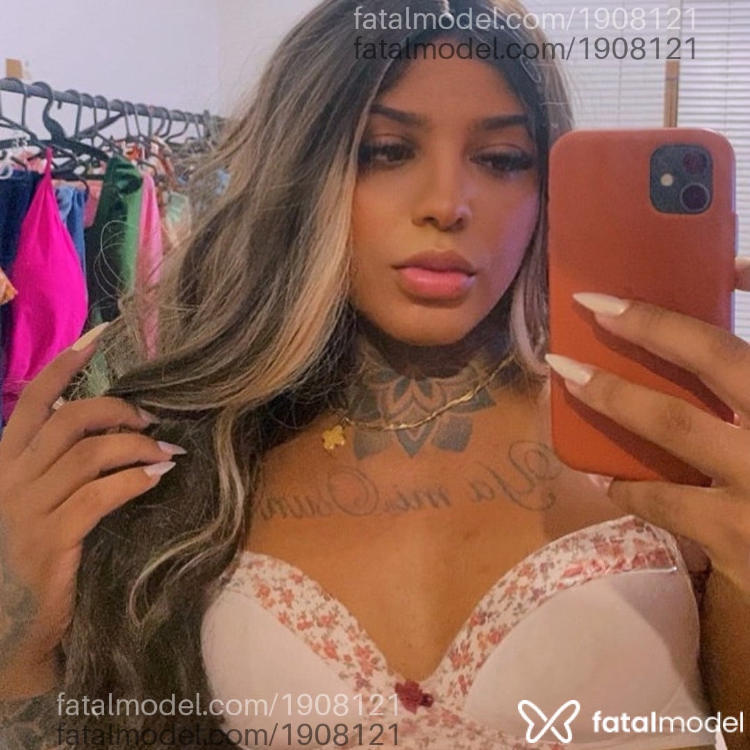Acompanhante mulher trans com cabelo castanho de olhos castanhos - Patricía Veríssimo