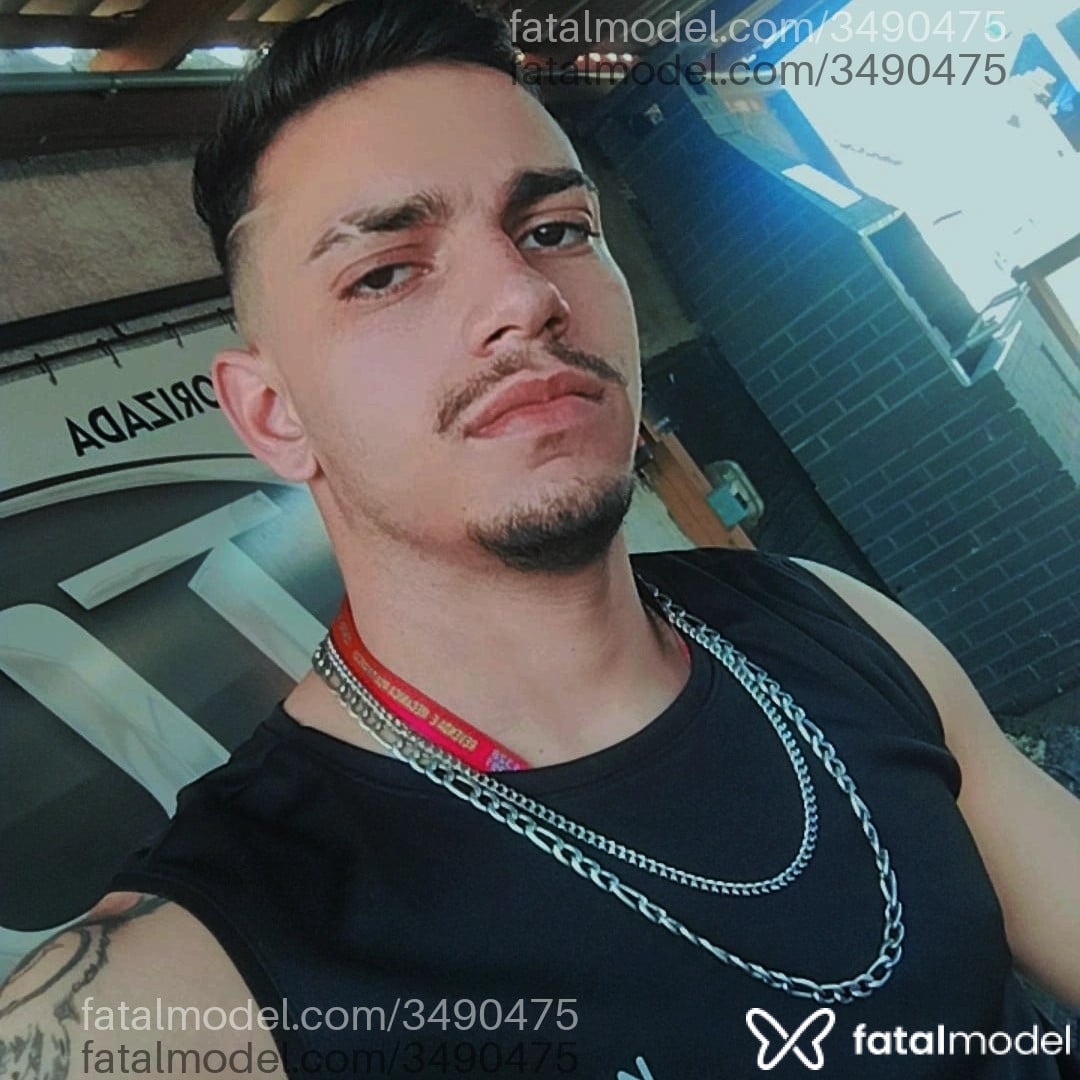 Acompanhante homem com cabelo castanho de olhos castanhos - Carlos Acompanhante homem com cabelo castanho de olhos castanhos - Carlos