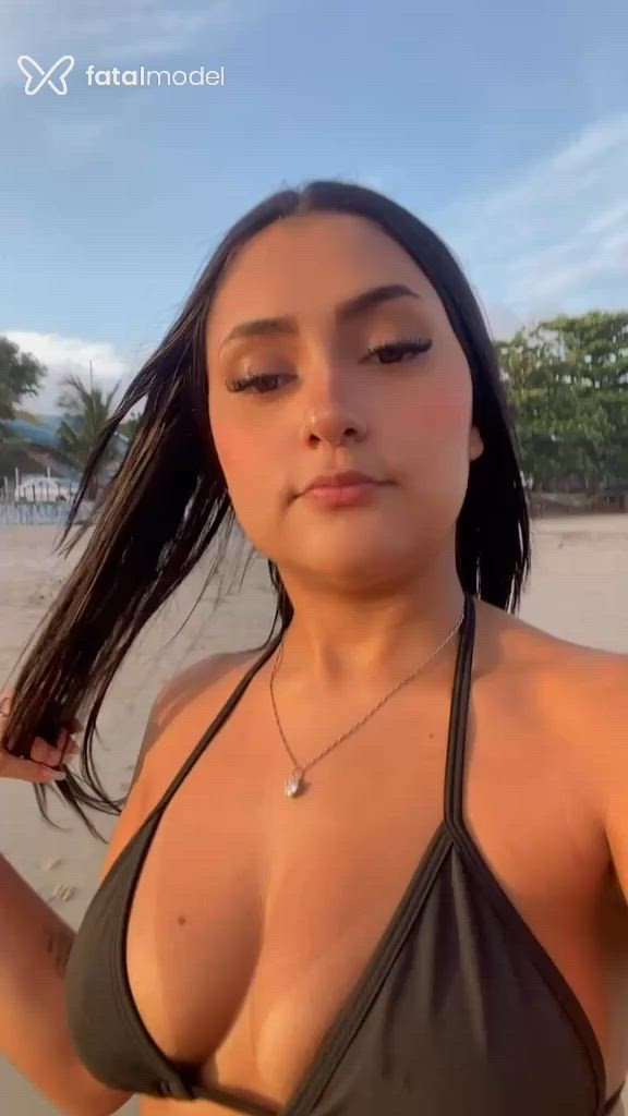 Acompanhante mulher morena (o) de olhos castanhos - Valen Acompanhante mulher morena (o) de olhos castanhos - Valen