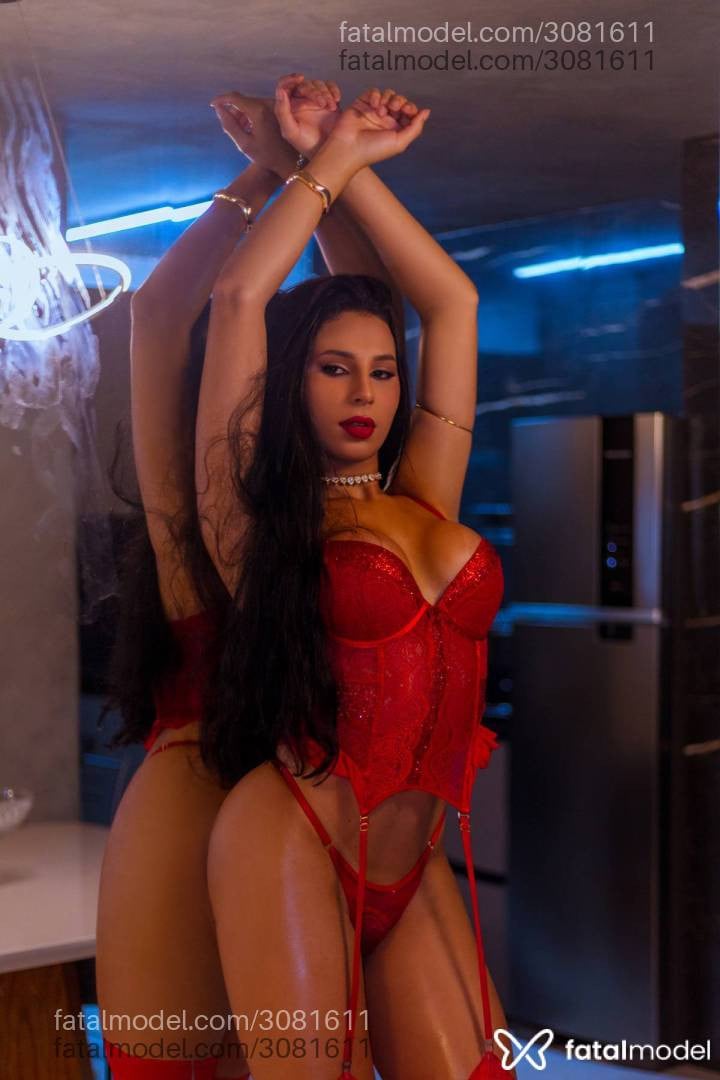 Acompanhante mulher trans morena (o) de olhos pretos - Lari Novinhax