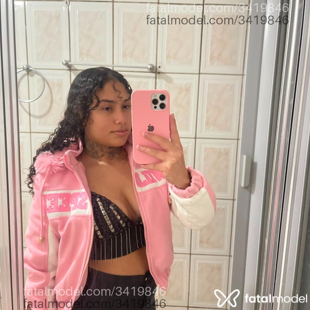 Acompanhante mulher com cabelo castanho de olhos pretos - Lari Silvaa