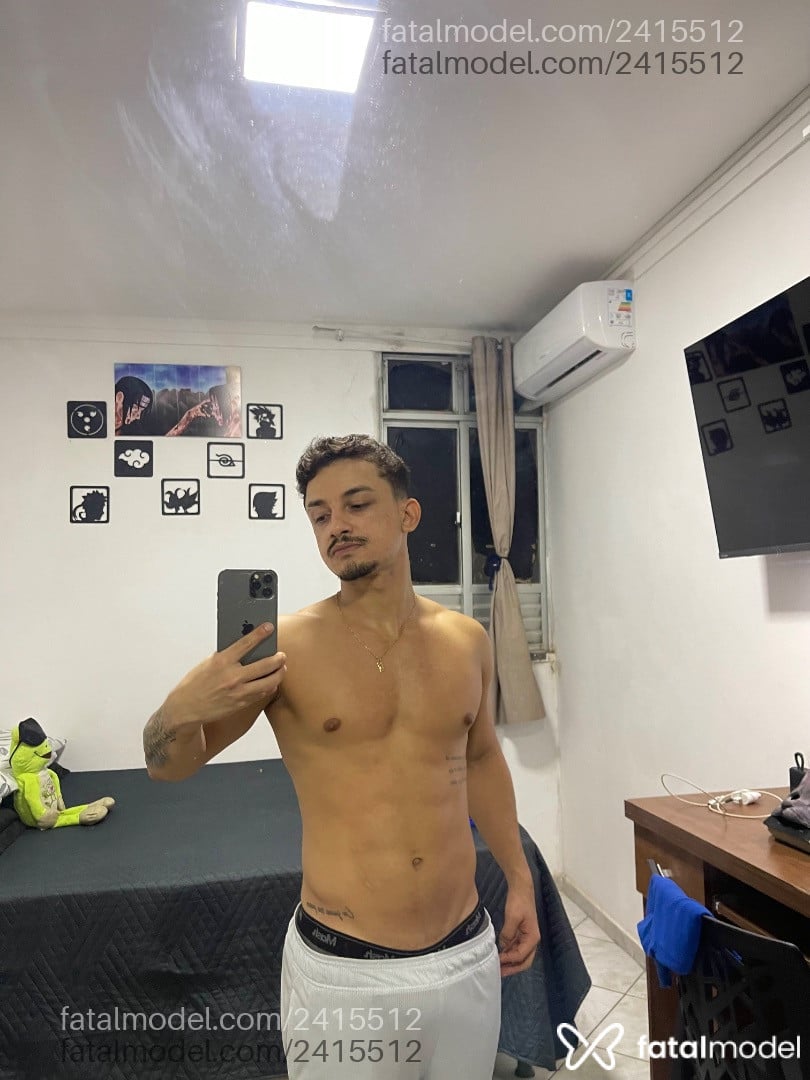 Acompanhante homem com cabelo castanho de olhos castanhos - Xaamã