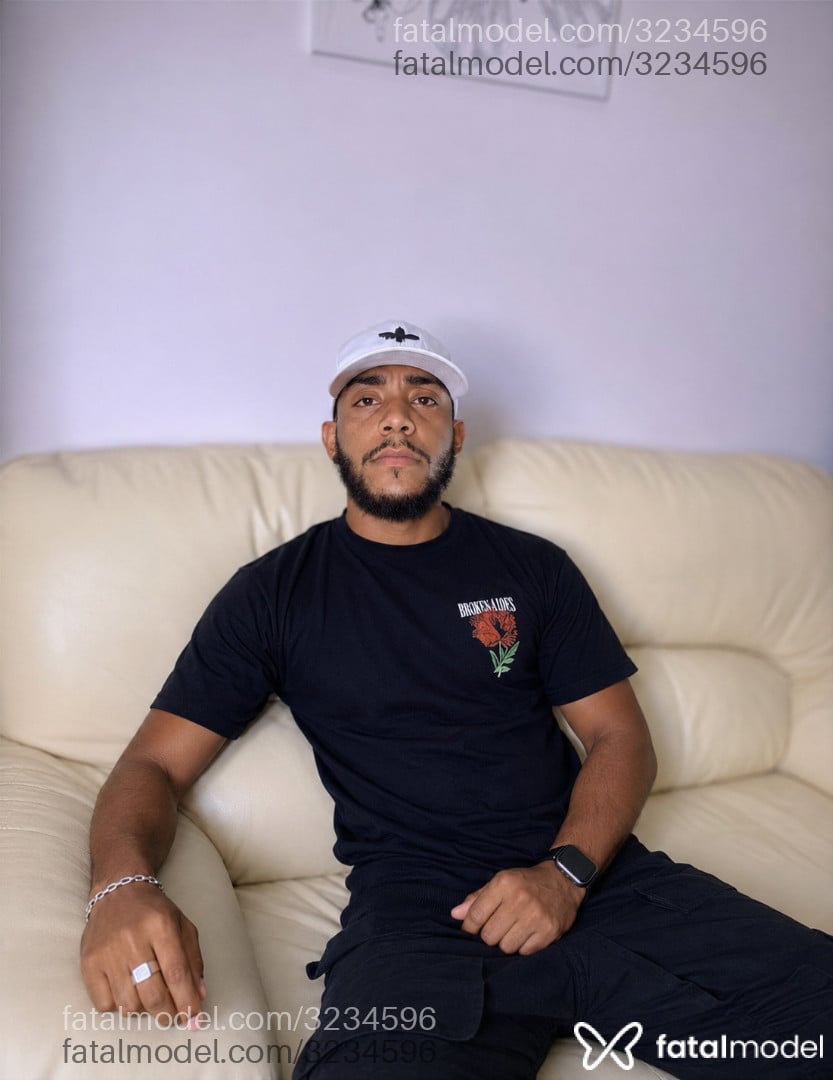 Acompanhante homem sem cabelo de olhos castanhos - Gustavo