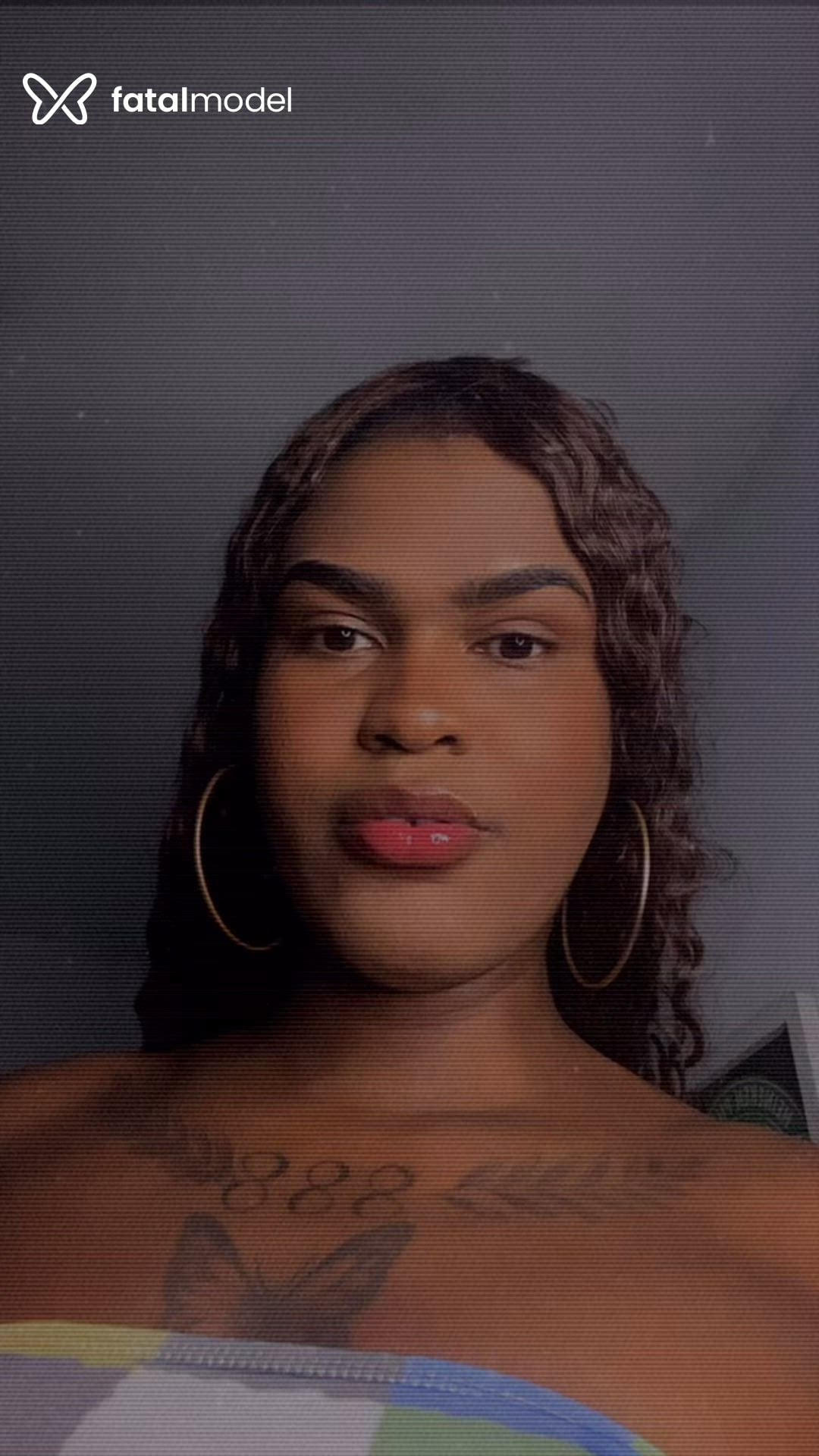 Acompanhante mulher trans morena (o) de olhos castanhos - Luísa