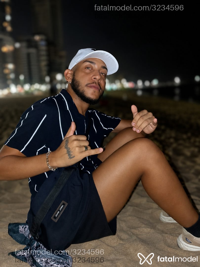 Acompanhante homem sem cabelo de olhos castanhos - Gustavo
