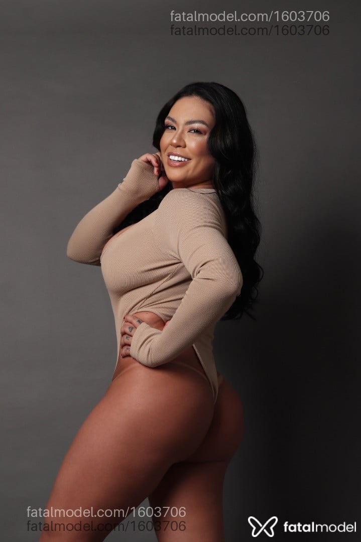 Acompanhante mulher morena (o) de olhos pretos - Yumi Nakashima