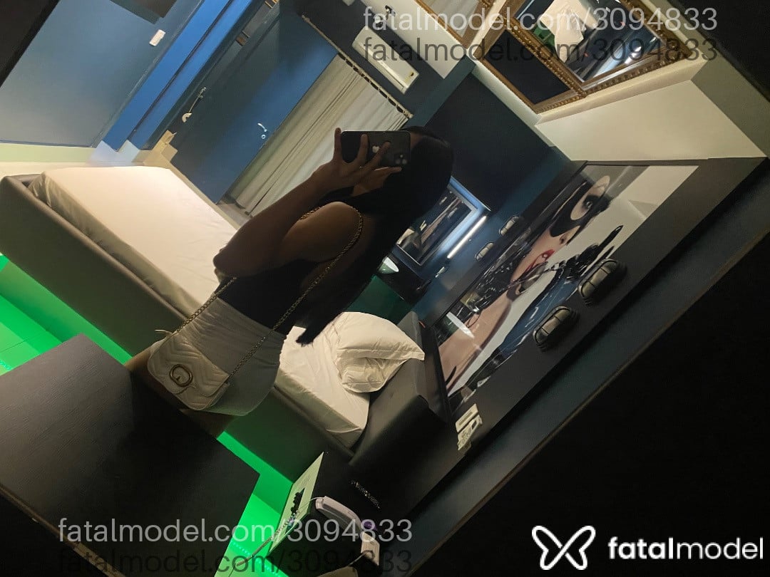 Acompanhante não-binário com cabelo castanho de olhos pretos - Nicollyferraz