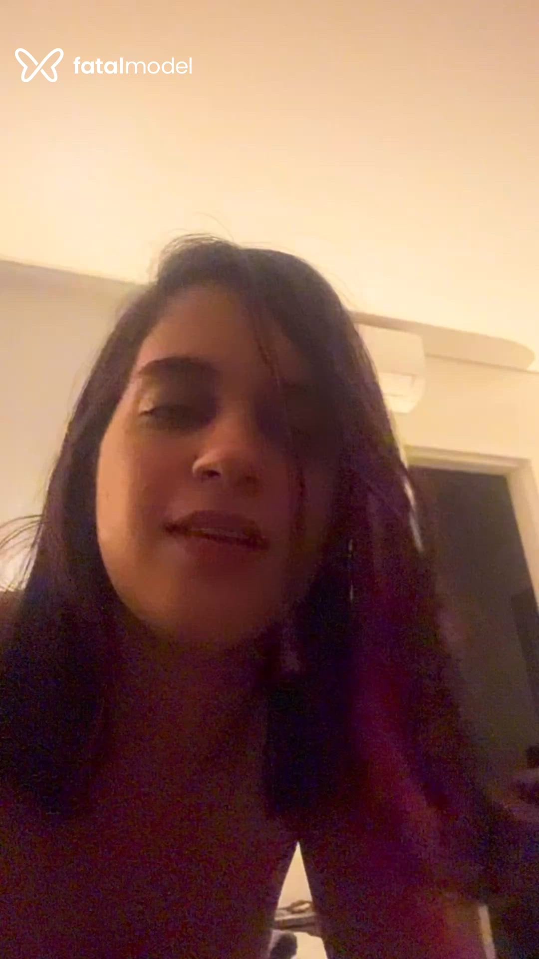 Acompanhante mulher com cabelo colorido de olhos mel - Stella Vitta