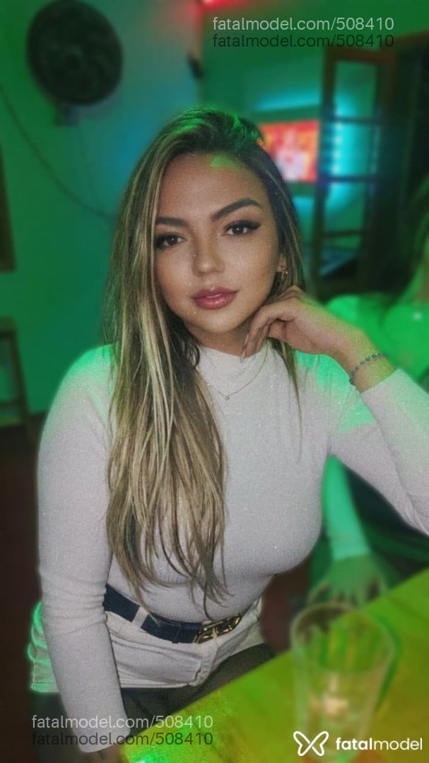 Acompanhante mulher trans com cabelo colorido de olhos castanhos - Thalita Sampaio