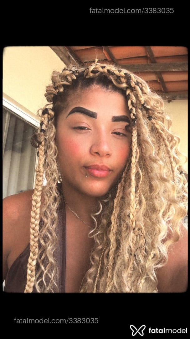 Acompanhante mulher loira (o) de olhos castanhos - Ester