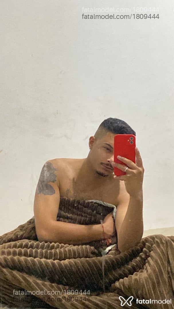 Acompanhante homem com cabelo castanho de olhos castanhos - Matarazzo