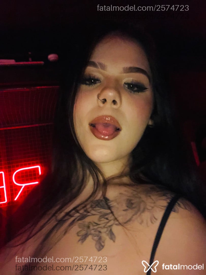 Acompanhante mulher morena (o) de olhos mel - Tiffanynovinha