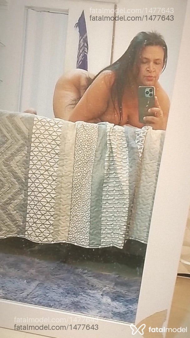 Acompanhante mulher trans morena (o) de olhos pretos - Roberta Rodrigues
