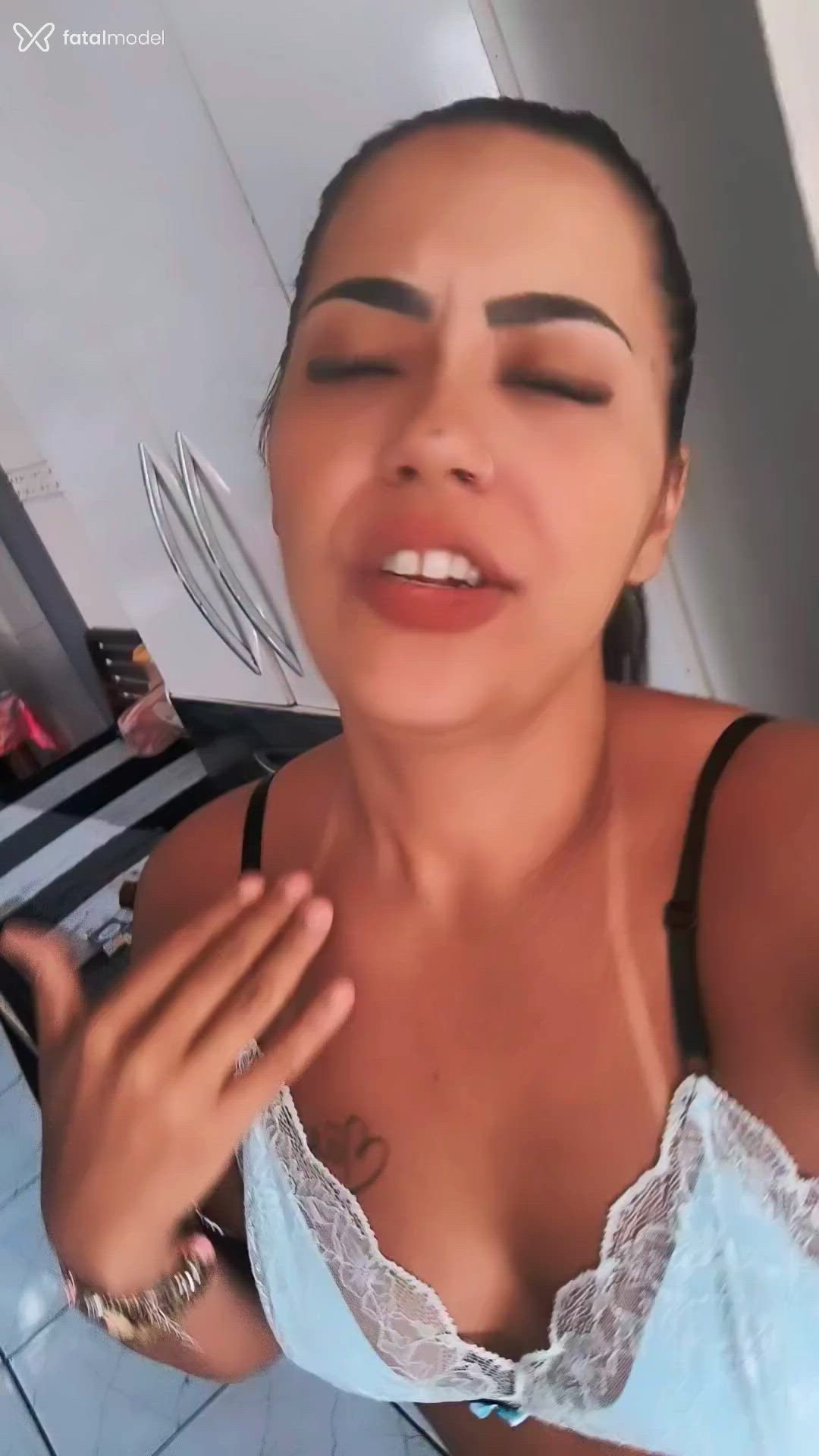 Acompanhante mulher com cabelo castanho de olhos castanhos em Virtual Acompanhante mulher com cabelo castanho de olhos castanhos em Virtual - Mariana