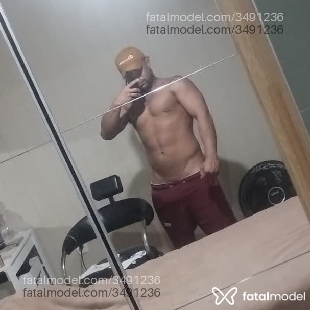 Acompanhante homem com cabelo castanho de olhos pretos - Pretousado