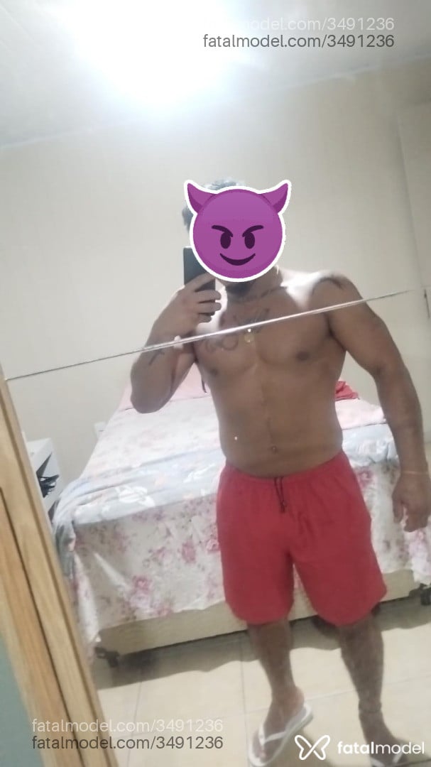 Acompanhante homem com cabelo castanho de olhos pretos - Pretousado