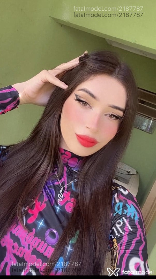 Acompanhante mulher trans com cabelo colorido de olhos castanhos - Mirela