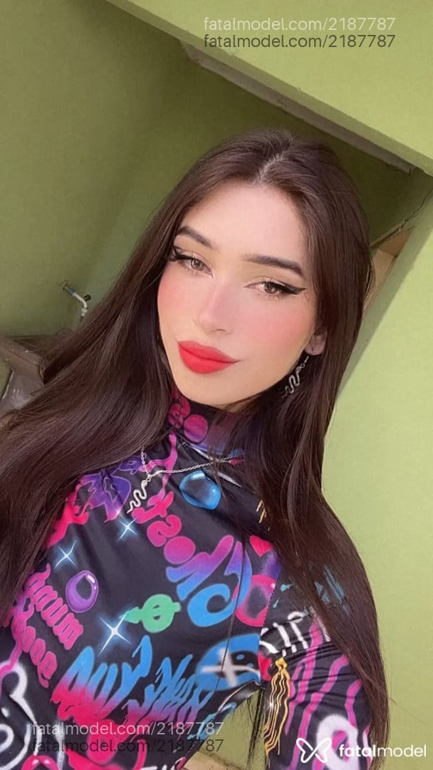 Acompanhante mulher trans com cabelo colorido de olhos castanhos - Mirela