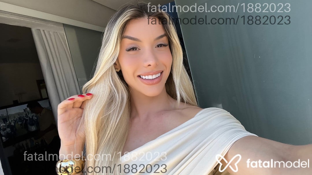 Acompanhante mulher trans com cabelo castanho de olhos castanhos - Alice