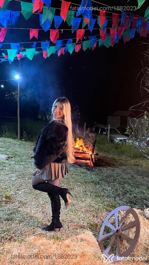 Acompanhante mulher trans com cabelo castanho de olhos castanhos - Alice