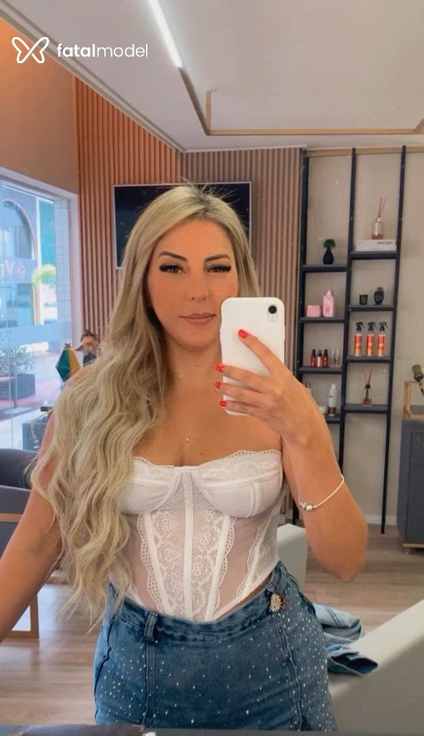 Acompanhante mulher loira (o) de olhos mel - Luana