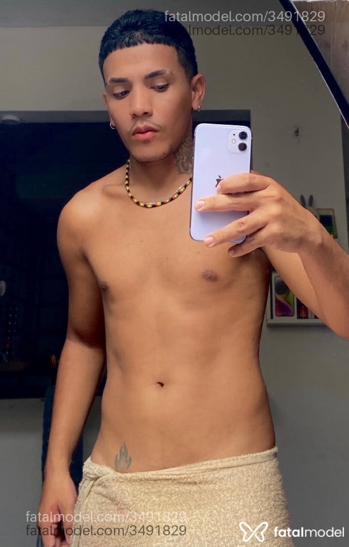 Acompanhante homem com cabelo castanho de olhos mel - Adryan