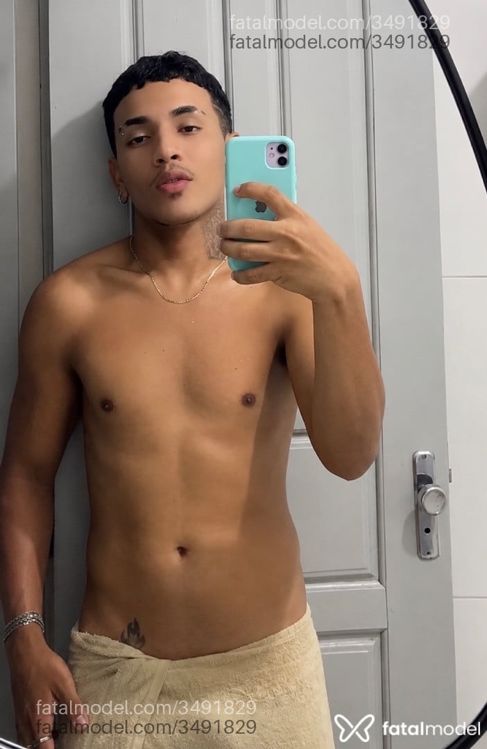 Acompanhante homem com cabelo castanho de olhos mel - Adryan
