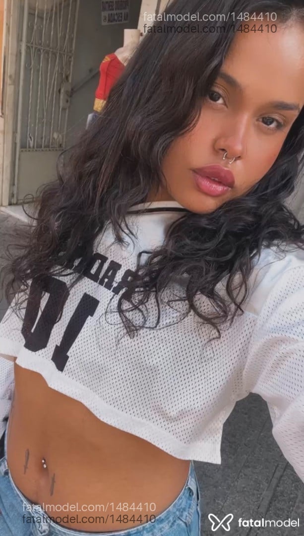 Acompanhante mulher morena (o) de olhos pretos - Melissa