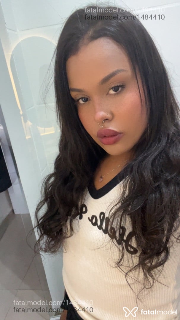 Acompanhante mulher morena (o) de olhos pretos - Melissa