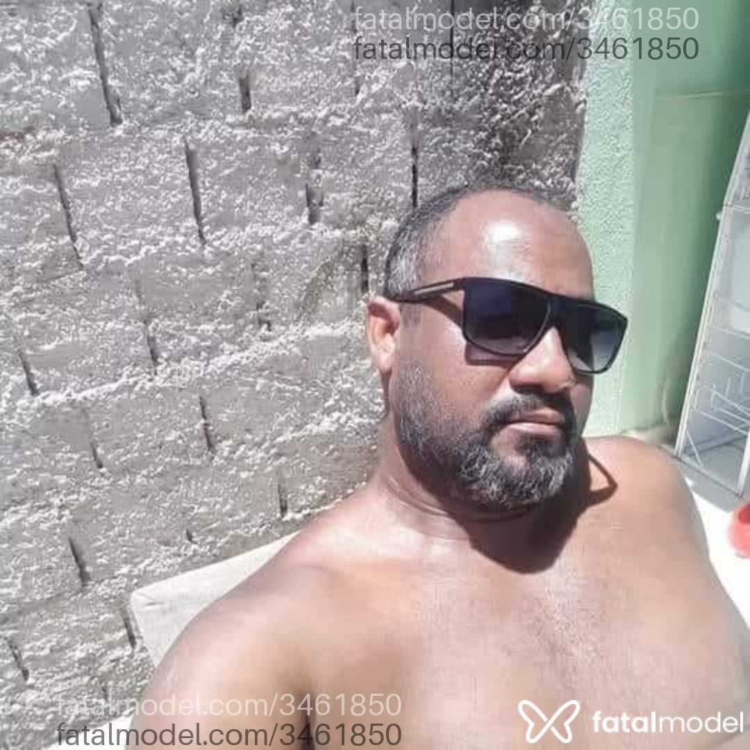Acompanhante homem sem cabelo de olhos pretos - Diogo