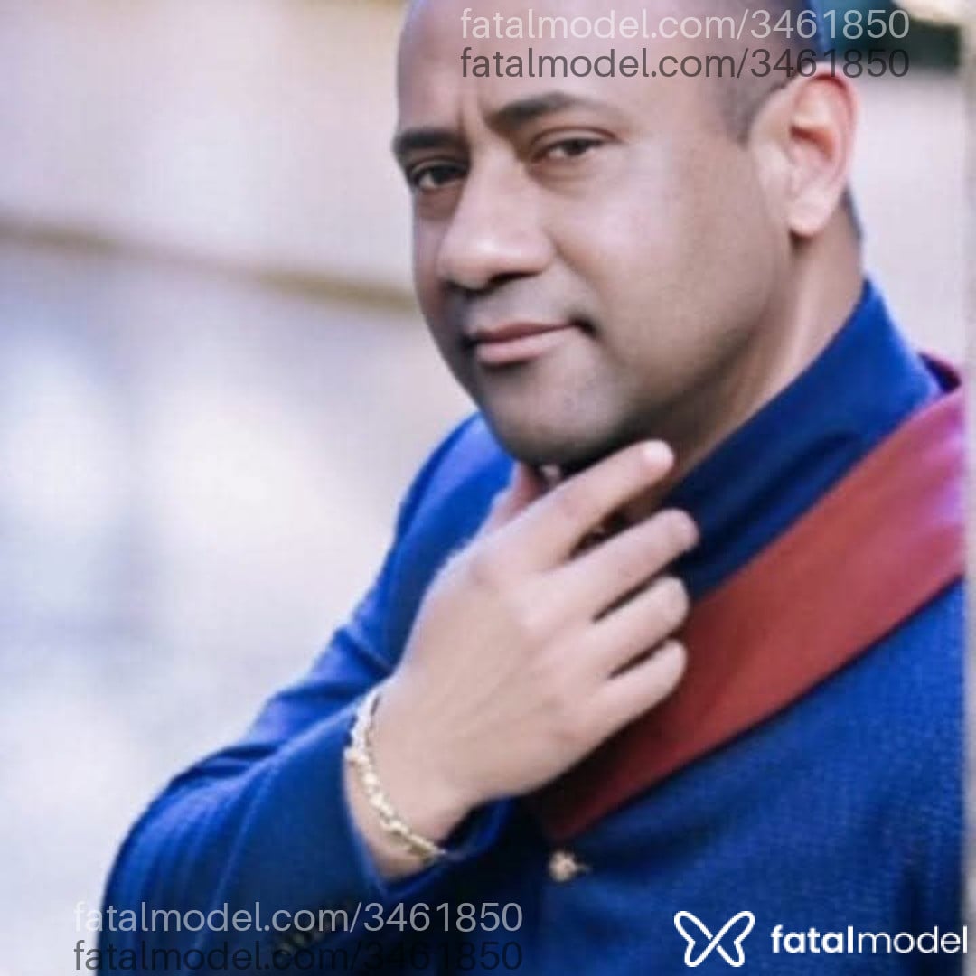 Acompanhante homem sem cabelo de olhos pretos - Diogo