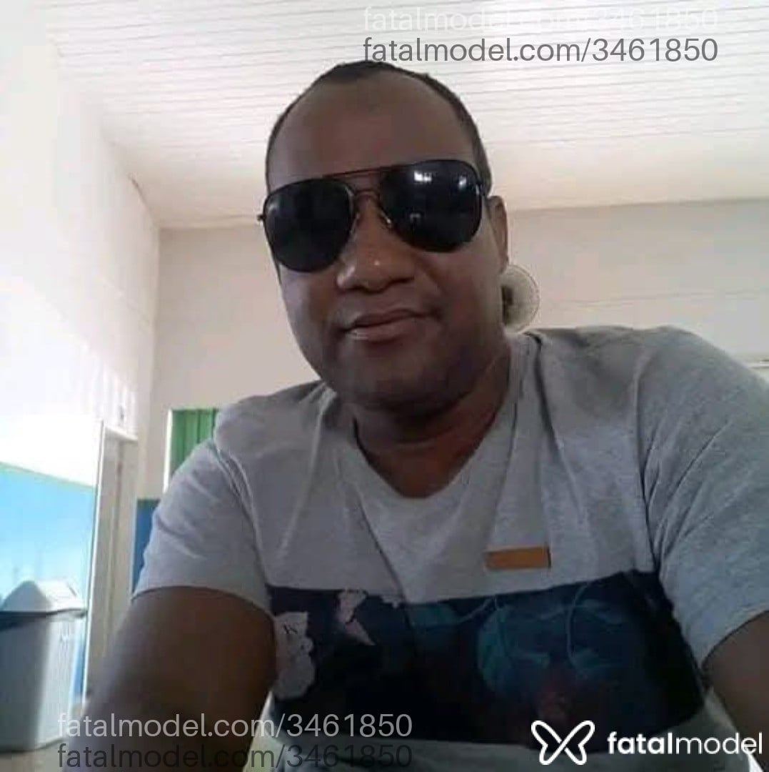 Acompanhante homem sem cabelo de olhos pretos - Diogo