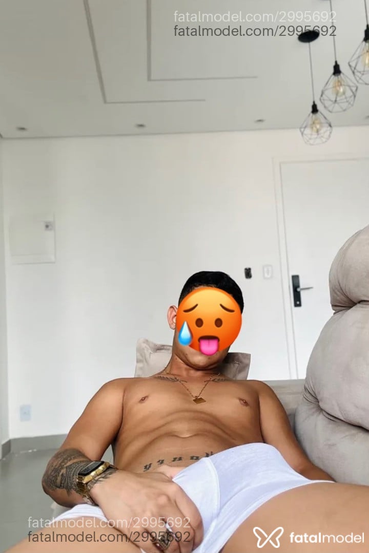 Acompanhante não-binário loira (o) de olhos pretos - David