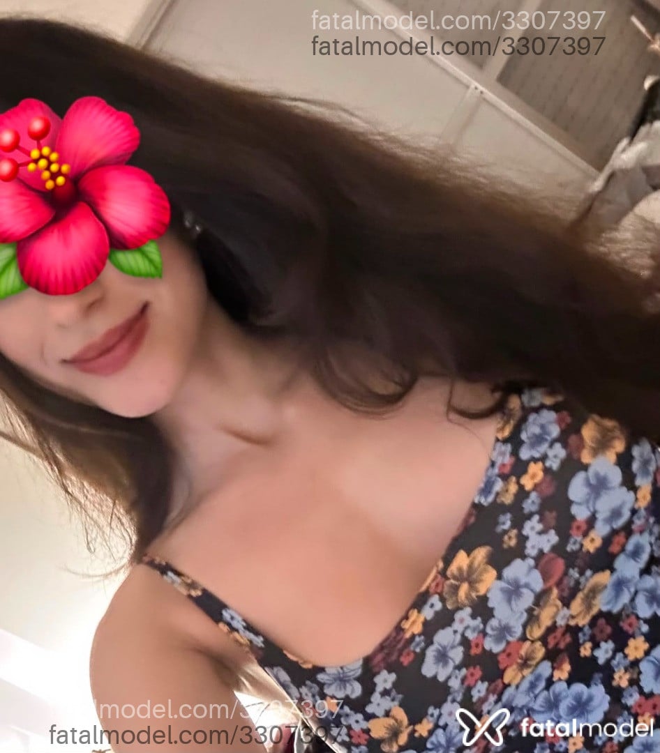 Acompanhante mulher com cabelo castanho de olhos castanhos - Cléozinha