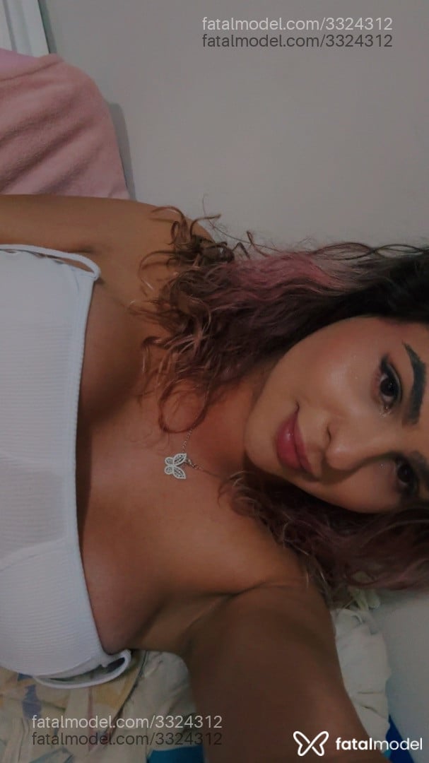 Acompanhante mulher trans com cabelo colorido de olhos castanhos - Laveneno