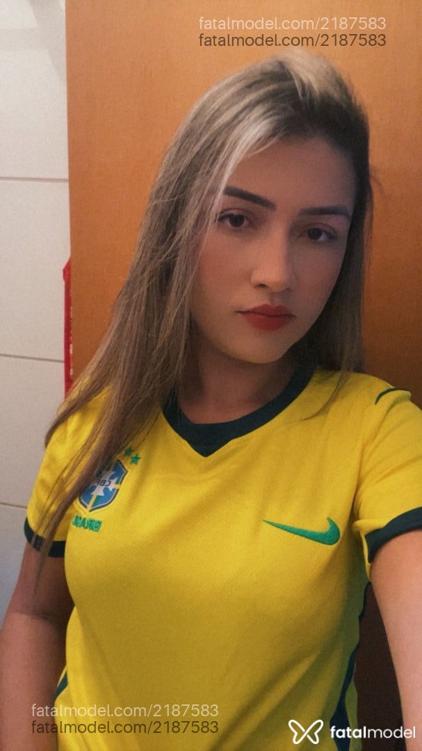 Acompanhante mulher loira (o) de olhos castanhos - Stefany