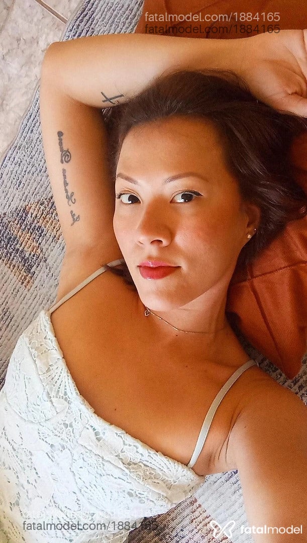Acompanhante mulher com cabelo castanho de olhos castanhos - Luíza Graciela