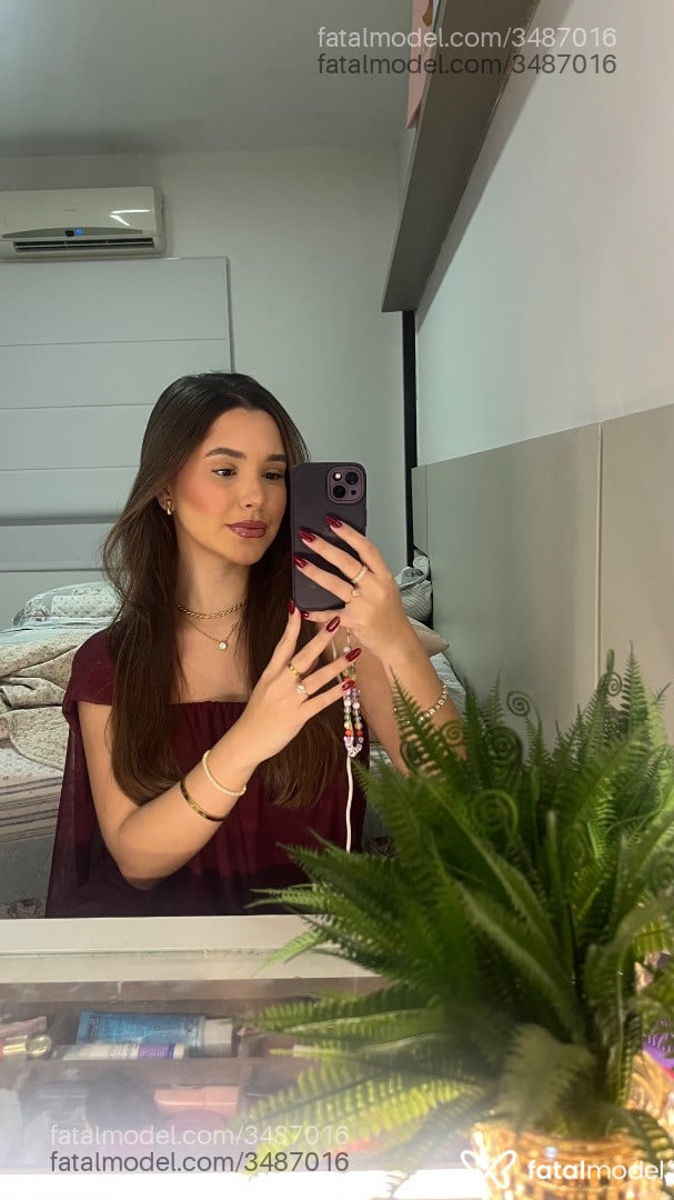 Acompanhante mulher com cabelo castanho de olhos castanhos - Ninaa