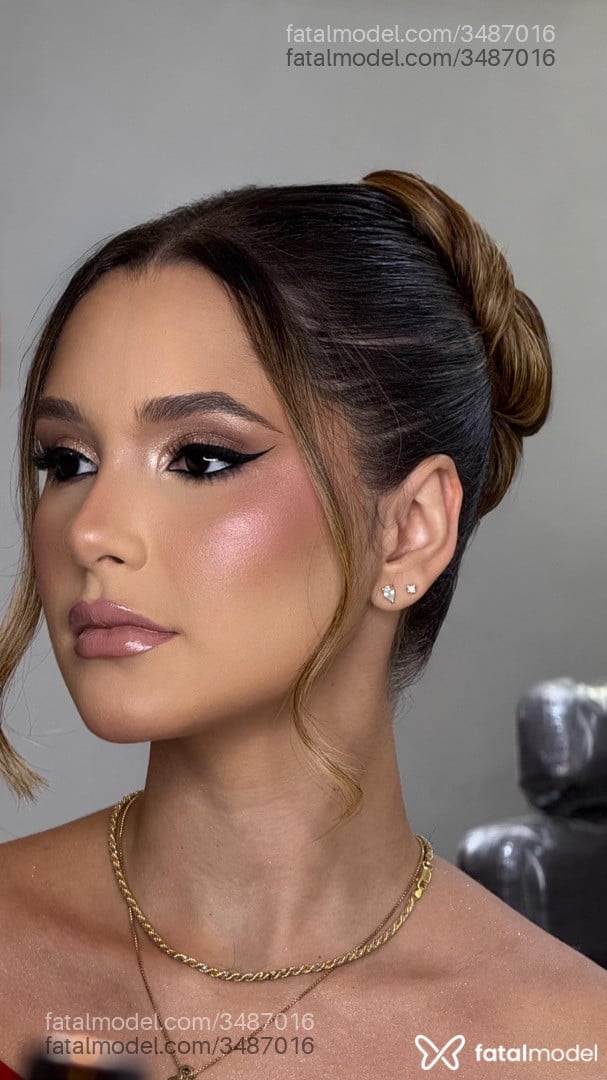 Acompanhante mulher com cabelo castanho de olhos castanhos - Ninaa
