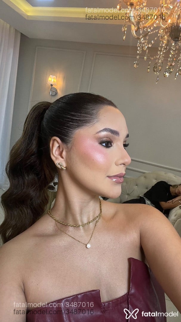 Acompanhante mulher com cabelo castanho de olhos castanhos - Ninaa