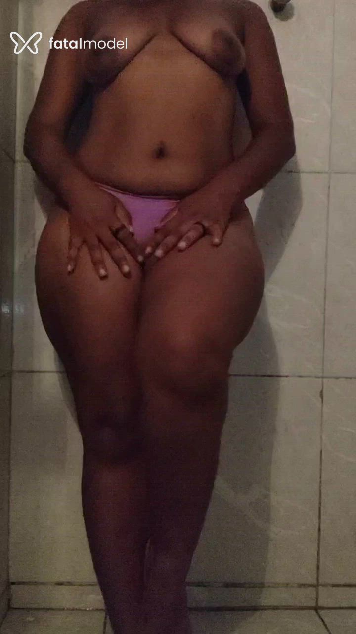 Acompanhante mulher morena (o) de olhos pretos - Velma
