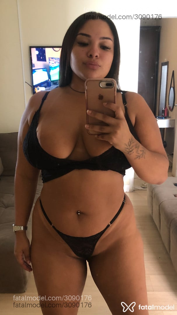 Acompanhante mulher morena (o) de olhos pretos - Beatriz