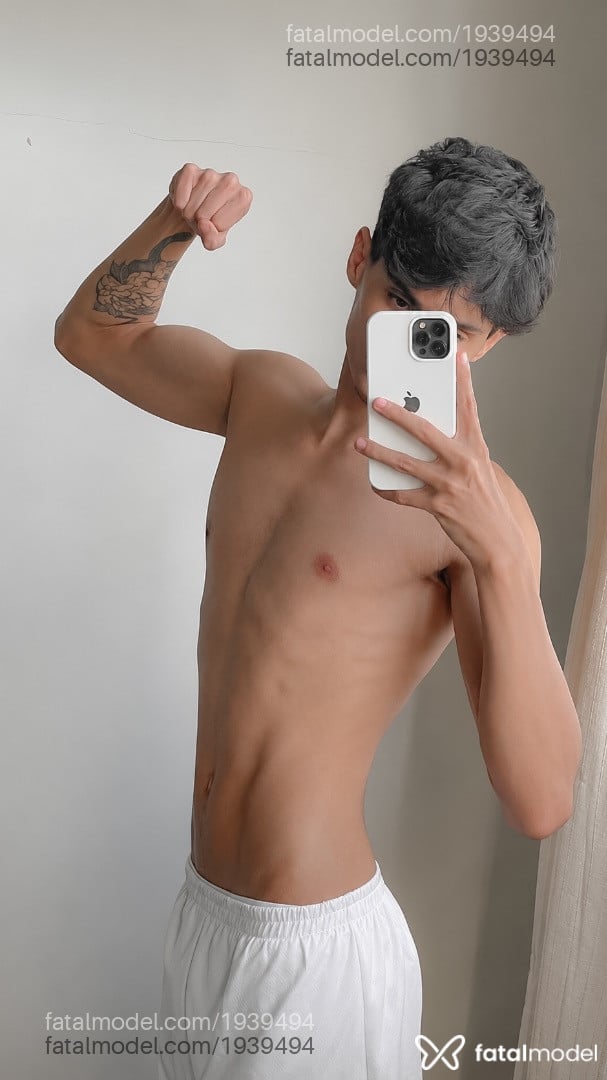 Acompanhante homem com cabelo castanho de olhos castanhos - Keven