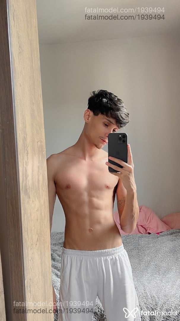 Acompanhante homem com cabelo castanho de olhos castanhos - Keven