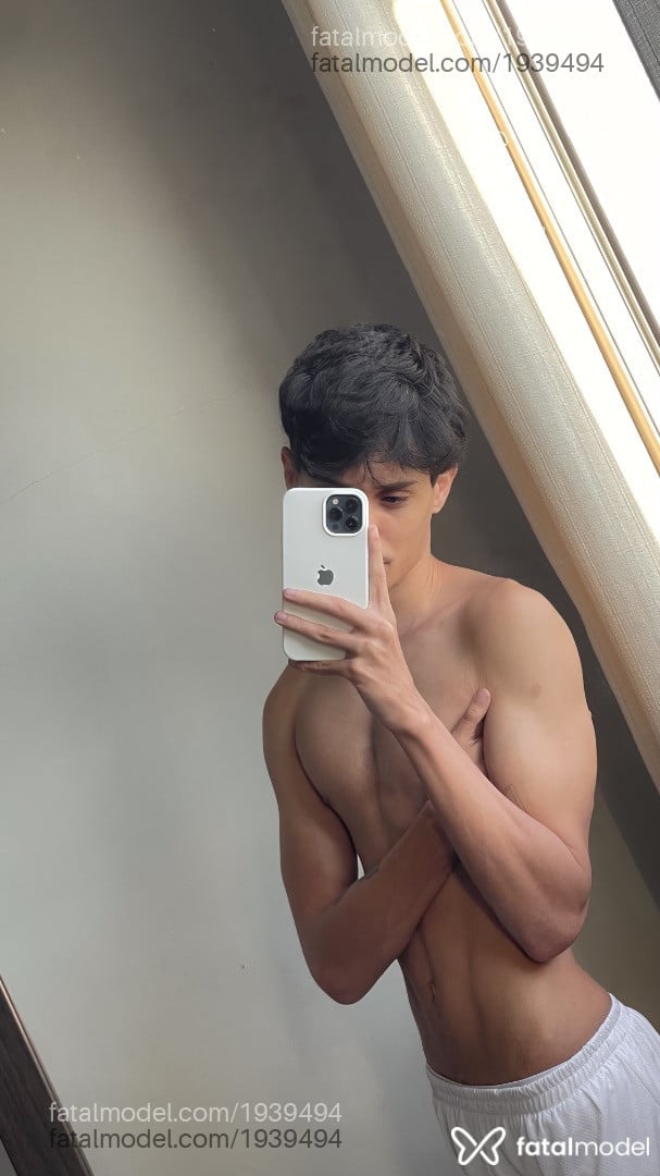 Acompanhante homem com cabelo castanho de olhos castanhos - Keven