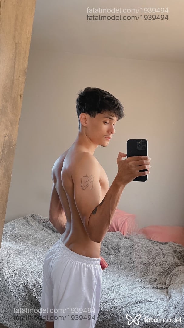 Acompanhante homem com cabelo castanho de olhos castanhos - Keven