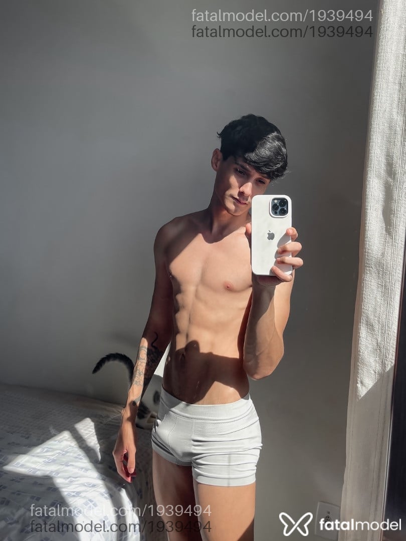 Acompanhante homem com cabelo castanho de olhos castanhos - Keven