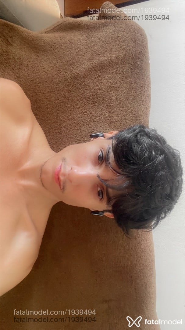 Acompanhante homem com cabelo castanho de olhos castanhos - Keven