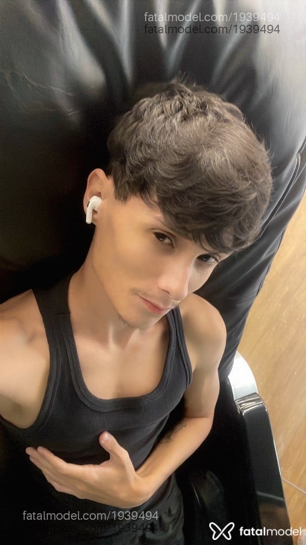 Acompanhante homem com cabelo castanho de olhos castanhos - Keven